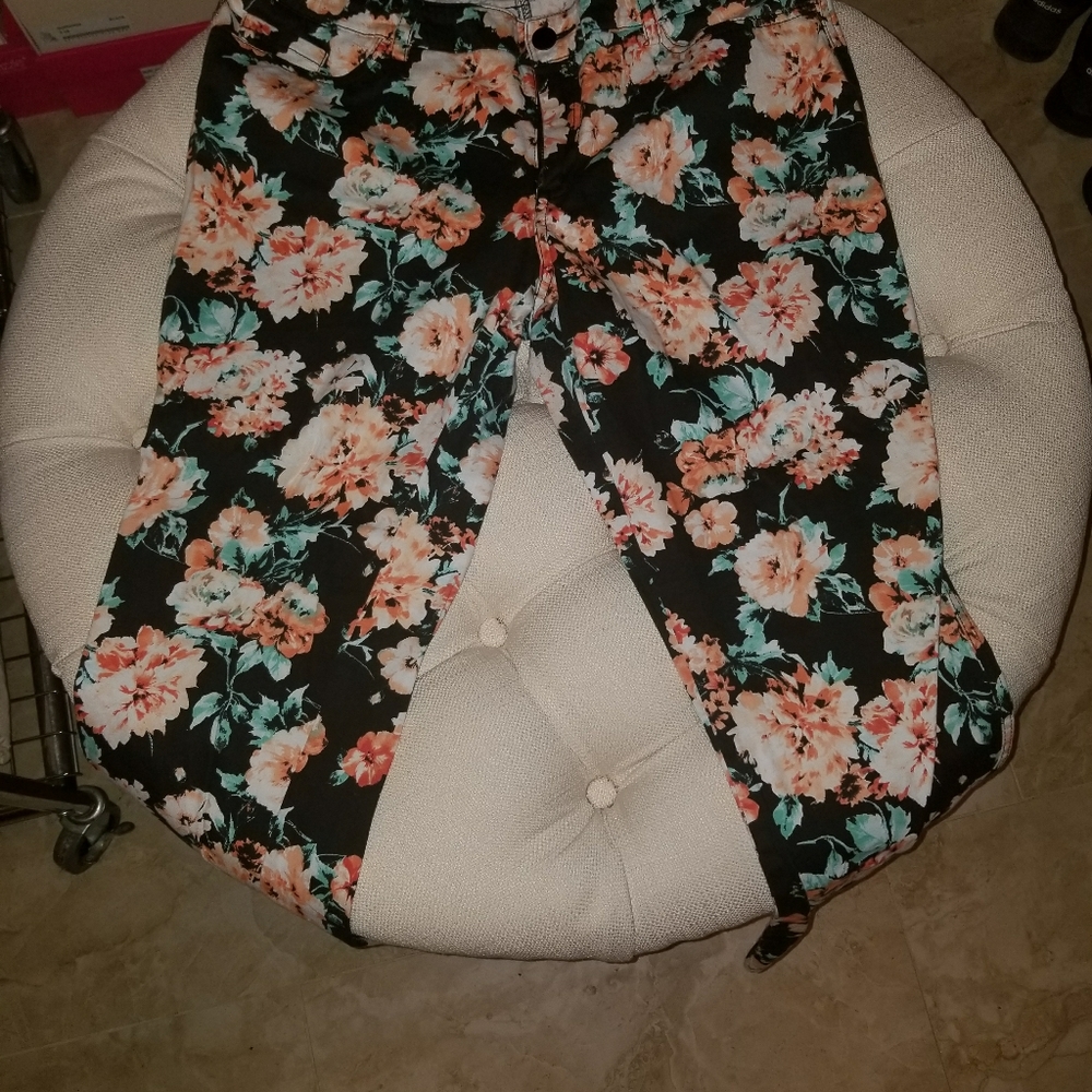 Floral Pattern Ankle Pants